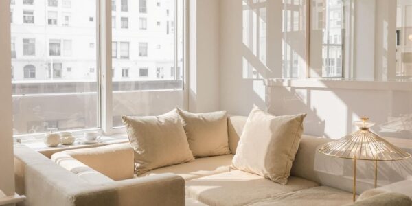 أريكة نظيفة في غرفة مشرقة تعرض خدمة تنظيف المفروشات الفائقة