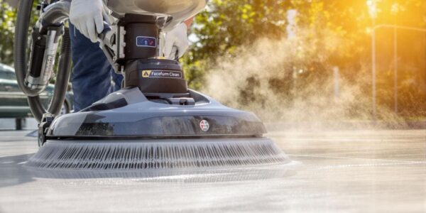 صورة فوتوغرافية لرجل محترف يستخدم جهاز التنظيف بالبخار في الطائف