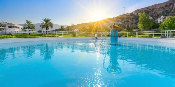 صورة فوتوغرافية لعملية تنظيف خزانات حديثة بمكة تحت ضوء الشمس