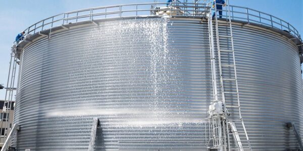 صورة فوتوغرافية لخزانات مائية نظيفة مع فريق فني محترف فعال