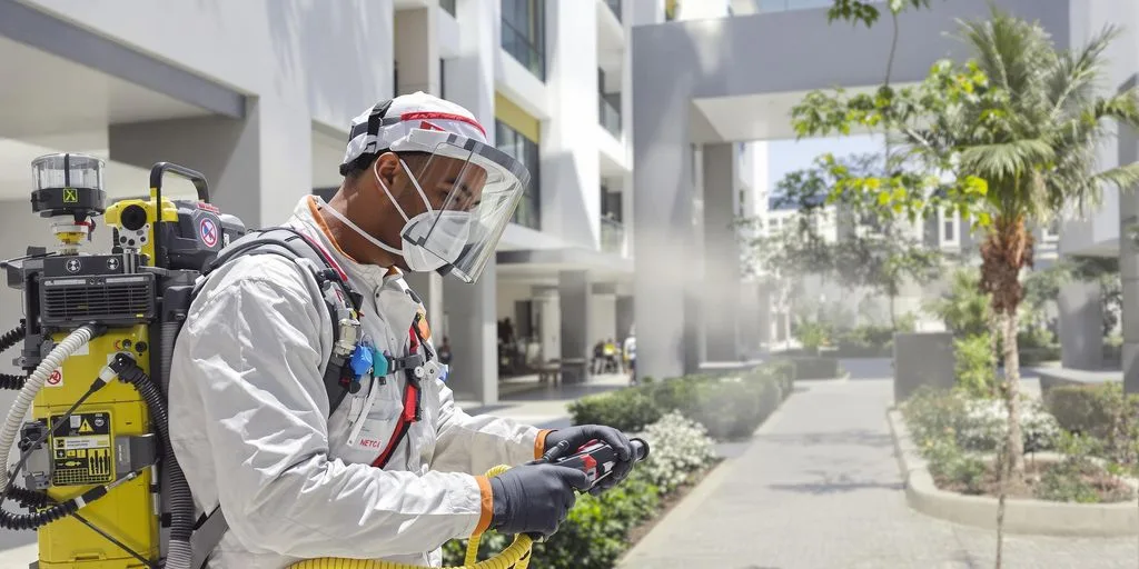 صورة فوتوغرافية حقيقية لتقني مكافحة الحشرات في بيئة حضرية متطورة